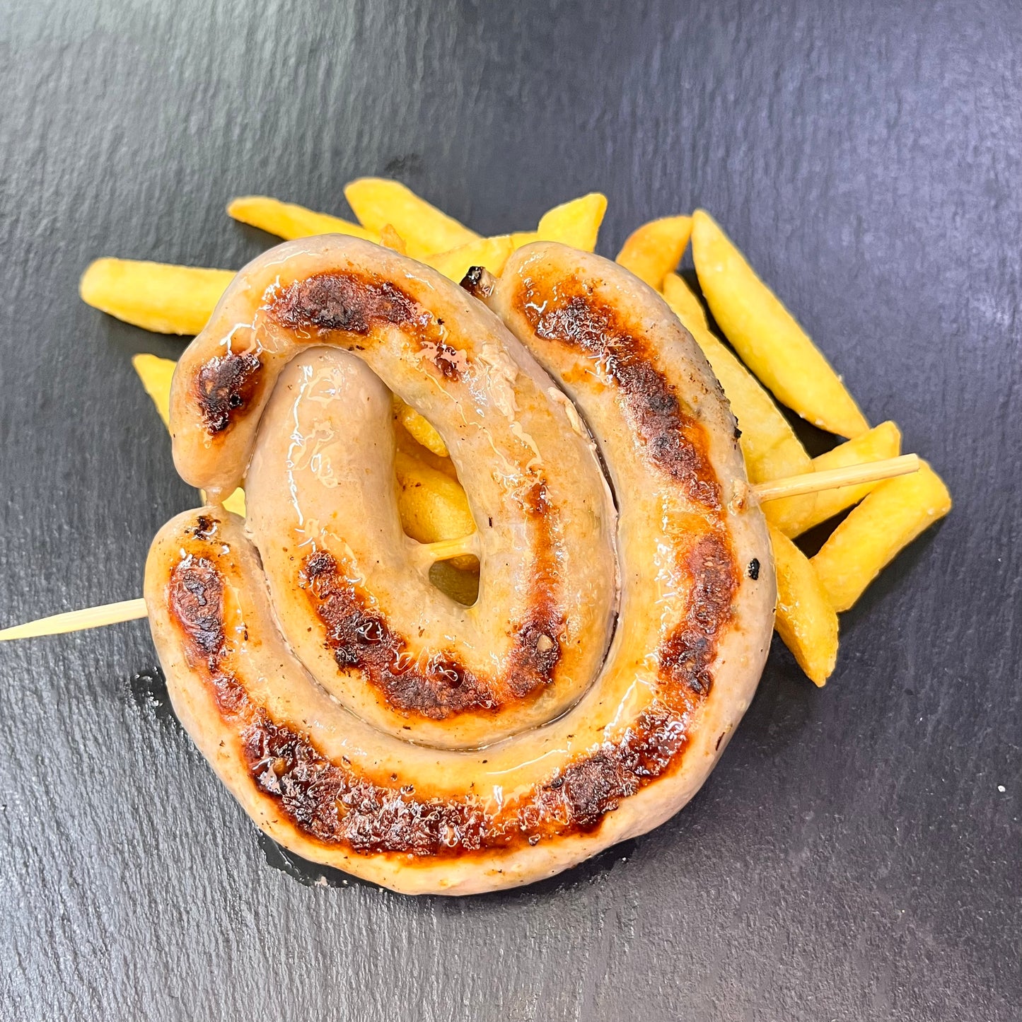 SALSICCIA SERVITA CON PATATINE FRITTE