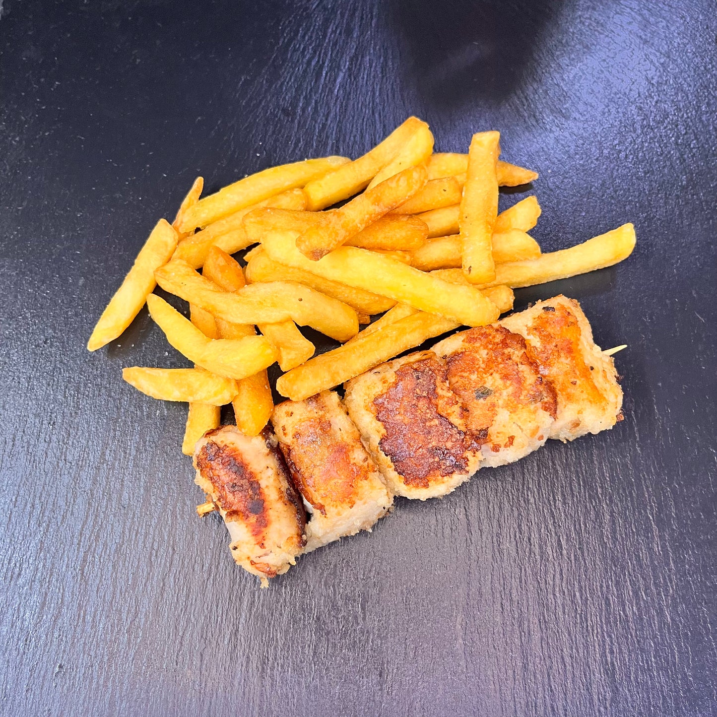SPIEDINO DI BRACIOLE SERVITO CON PATATINE FRITTE