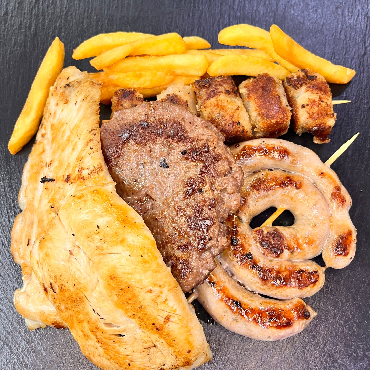 GRIGLIATA MISTA SERVITA CON PATATE