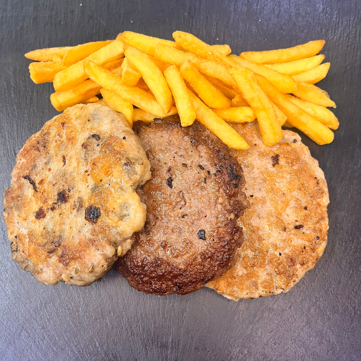 TRIS DI HAMBURGER SCOMPOSTI SERVITO CON PATATE