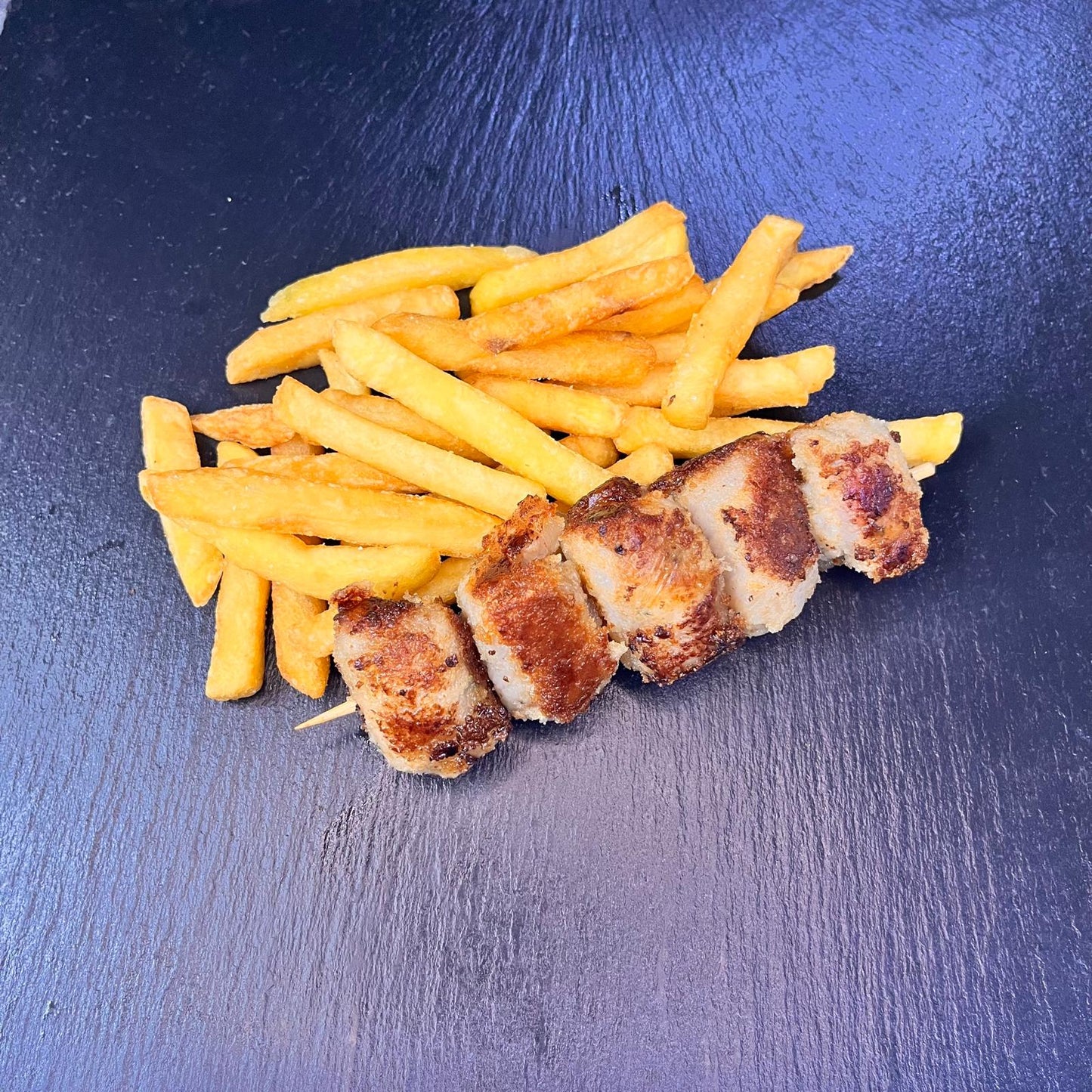 SPIEDINO DI BRACIOLE SERVITO CON PATATINE FRITTE